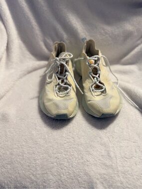 Reebok Pastel Yellow/beige Lace-Up Sneakers